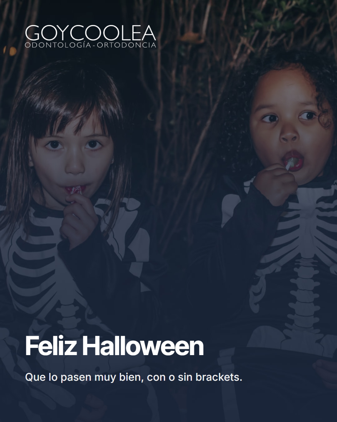 Saludo de Halloween con foto de niños disfrazados